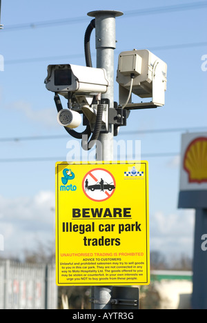 Closed Circuit TV-Kameras wachen auf einem Parkplatz an Toddington Reparaturwerkstatt Stockfoto