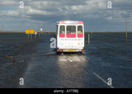 Rückansicht des Eiswagen überflutete Damm entlangfahren, bei Flut, Lindisfarne, Northumberland, UK Stockfoto