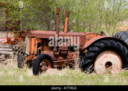 Eine alte Case Traktor sitzt verfallen in einen Rasen erstickt Bereich neben einer Autobahn in der Nähe von Watonga, Oklahoma, USA. Stockfoto