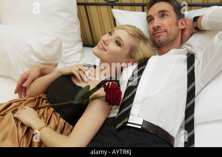Paar mit einer Rose auf Bett Stockfoto