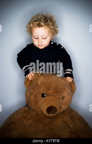 Junge mit riesigen Teddybär. Stockfoto