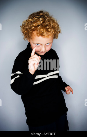 Freche Porträt des jungen Schuldzuweisungen. Stockfoto