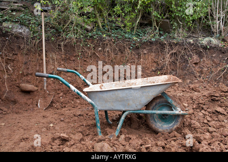 Schubkarre und Spaten im Garten Ausgrabung Erdarbeiten im Zuge der Bauarbeiten mit Tools wie inländische Projekt Stiftung Stockfoto