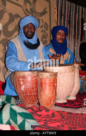 Musiker, die Trommeln in einem Beduinenzelt in Merzouga, Erg Chebbi, Marokko, Nordwest-Afrika Stockfoto