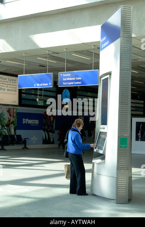 UK-Pendler mit INFORMATIONSBILDSCHIRM am ST PANCRAS EUROSTAR TERMINAL IN KING S CROSS LONDON Foto Julio Etchart Stockfoto