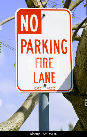 Generische Schilder, Beschilderung, No Parking, Fire Lane, Feuerwehrleute, private Stockfoto