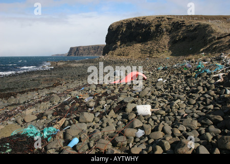 Plastik Müll angespült abgelegenen Strand in der Nähe von Ardmore Punkt Isle Of Skye Schottland Stockfoto