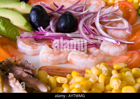 Detail von einem Teller voller bunter Garnelensalat. Stockfoto