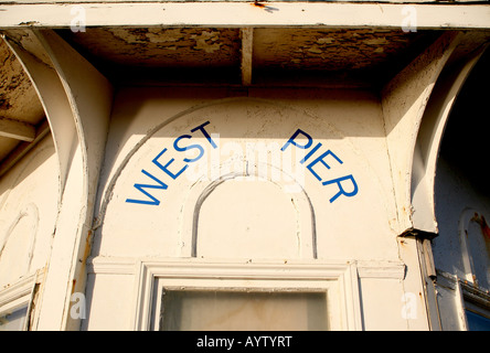 Ticketschalter für verfallene West Pier in Brighton England Stockfoto