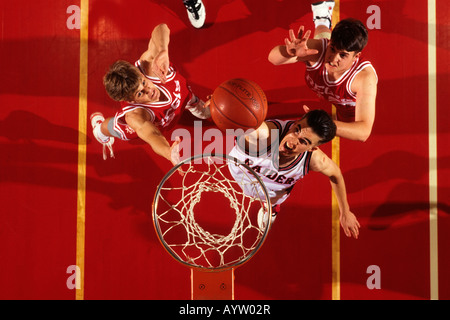 Draufsicht der Boys High School Basketball-Aktion Stockfoto