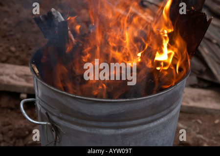 Flammen kommt oben aus einem Garten Verbrennungsanlage brennen, Haushalt und Garten Altholz und Niederlassungen Stockfoto