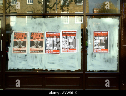 Socialist Worker Plakate in London Schaufenster Postangestellten Streik zu unterstützen und gegen George Bush Stockfoto