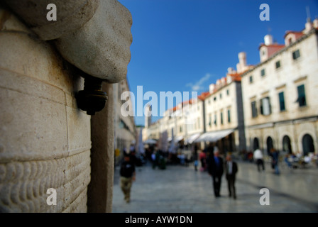 Detail von Hand und Schwert Griff Orlando s Spalte mit Stradun Placa im Hintergrund. Die Altstadt von Dubrovnik, Kroatien Stockfoto