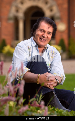 Engelbert Humperdinck zu Hause in der Nähe von Leicester dessen Autobiographie was ist In einem Namen wird bald September 2004 veröffentlicht Stockfoto