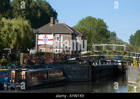 Schleusenwärter s Haus zeigt öffentliche Unterstützung für die englischen Fußball-Nationalmannschaft in England durch das Kreuz von St. George du Stockfoto