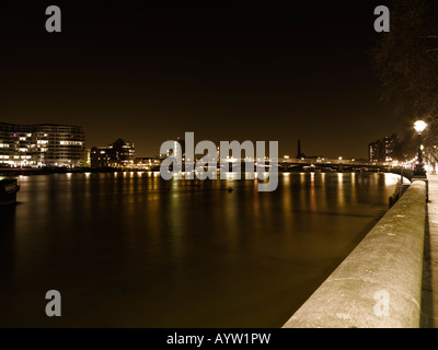 die Themse bei Nacht zeigen Battersea Brücke, Chelsea Harbour, Cheyne Walk, Böschung Stockfoto