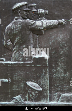 ersten Weltkrieg Marineoffiziere und ein Matrose in ein Kriegerdenkmal aus bronze Plakette Relief des Künstlers Mortimer braun Stockfoto