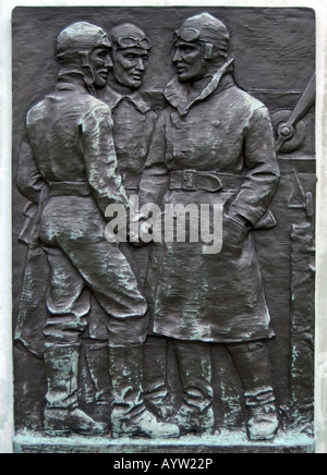 ersten Weltkrieg Flieger Händeschütteln zu einer Entlastung der Bronzetafel des Künstlers Mortimer braun, Teil einer größeren Kriegerdenkmal Stockfoto