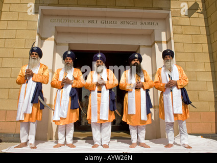 Die fünf reine diejenigen [Khalsa] außerhalb Gurdwara während Vaisakhi Festival, Hounslow, Middlesex UK Stockfoto