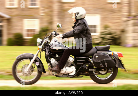 EINEN MITTLEREN ALTE DAME AUF EINEM MOTORRAD UK Stockfoto