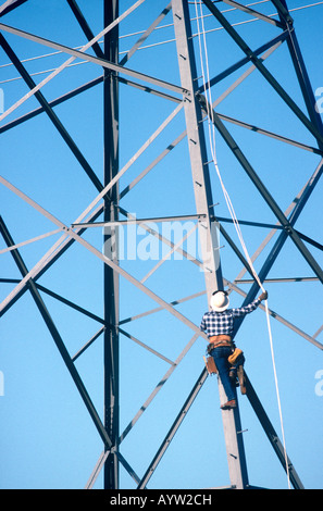 Ein elektrischer Turm Arbeiter bereitet sich auf eine Linie für die Energieversorgungsunternehmen festgelegt Stockfoto