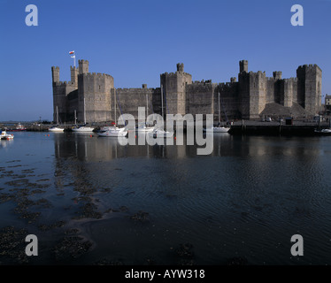 Gesamtansicht der Burg aus über den Hafen. Stockfoto