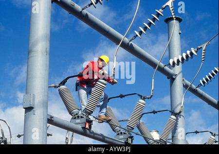 Elektrischen Arbeiter Reparaturen Stromleitungen an ein Umspannwerk Stockfoto