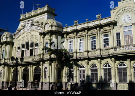 Korinthische Pilaster Main post Bürogebäude Correos Central in San José mit Morgen Sonne und blauer Himmel Costa Rica Stockfoto