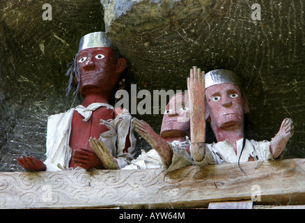 Indonesien: hölzerne Beerdigung Effiges (Tau Tau) auf der Klippe Grabmäler von Lemo Stockfoto