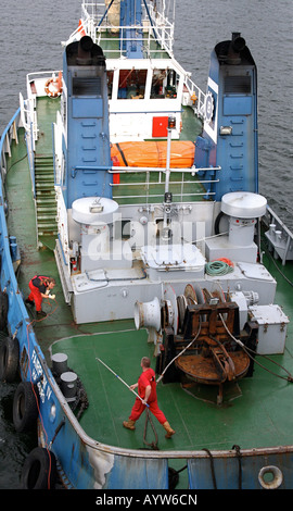 Ein Schlepper mit blue Stacks, weißen Körper und grünen Deck. Stockfoto