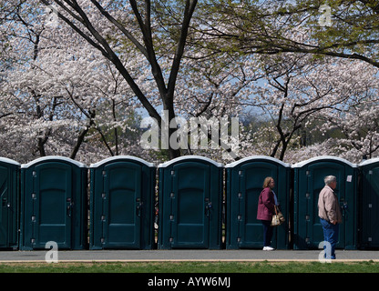 Touristen in der Schlange vor Mobiltoiletten während Cherry Blossom Festival in Washington D.C. Stockfoto