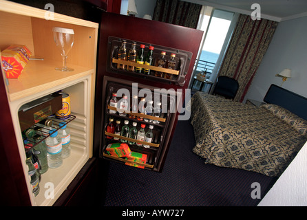 Hotel Zimmer mit Minibar Stockfoto