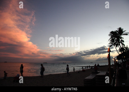 Dämmerung über Waikiki Beach Stockfoto