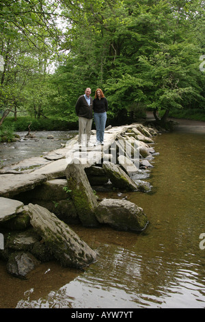 UK Somerset Besucher auf Tarr Brücke über Fluß Barle Stockfoto