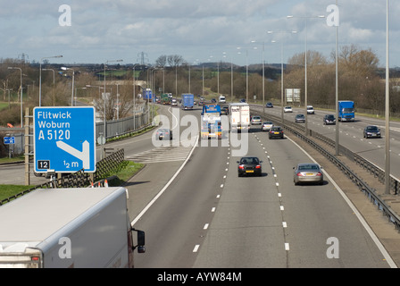 Nördlich von der Brücke über die Autobahn M1 bei Toddington Services anzeigen Stockfoto