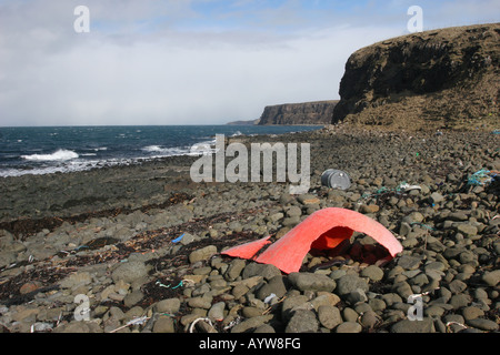 Plastik Müll angespült abgelegenen Strand in der Nähe von Ardmore Punkt Isle Of Skye Schottland Stockfoto