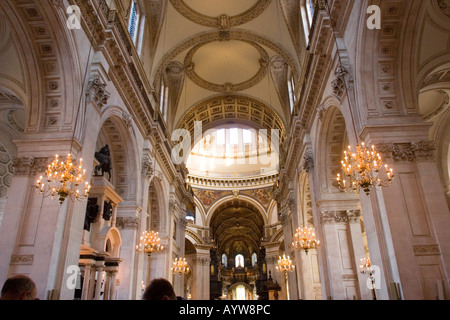Innenraum der St.-Pauls-Kathedrale in der City of London GB UK Stockfoto