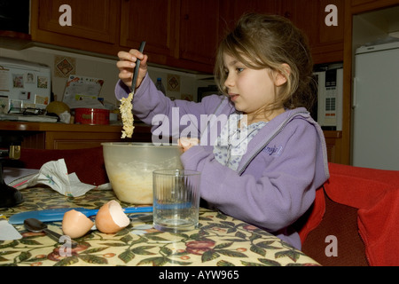 Olivia Kuchenteig zu kneten, während des Kochens Sitzung mit Oma, die Herstellung von Kuchen in Küche Cotswolds UK Stockfoto