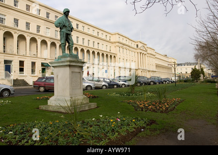 Statue von Edward Wilson Explorer Künstler Wissenschaftler in der Nähe von städtischen Gebäuden Cheltenham Promenade UK Stockfoto