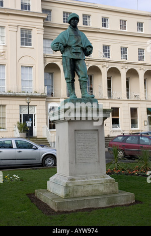 Statue von Edward Wilson Explorer Künstler Wissenschaftler in der Nähe von städtischen Gebäuden Cheltenham Promenade UK Stockfoto