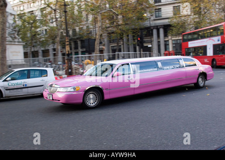 Rosa Stretch-Limousine in Aldwych London GB UK Stockfoto