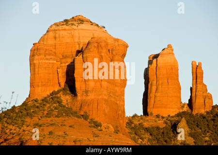 Cathedral Rock aus der Oak Creek-Kreuzung bei Sonnenuntergang Stockfoto