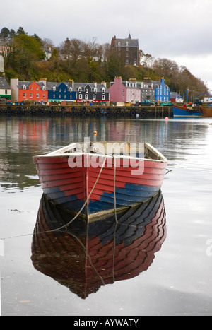 Ruderboot vor Anker und farbenfrohe Häuser am Wasser, Gebäude am Hafen und Hafen in Tobermory, Balamory, Isle of Mull Scotland UK. Stockfoto