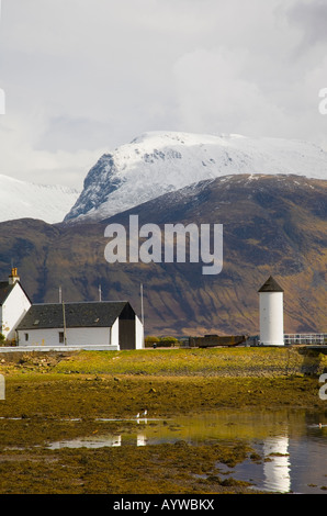 Corpach Leuchtturm Meer Loch Boote & Dorf Hafen, Hafenbecken, Nordufer des Loch Linnhe am Eingang Caledonian Canal & Ben Nevis, Schottland Großbritannien Stockfoto