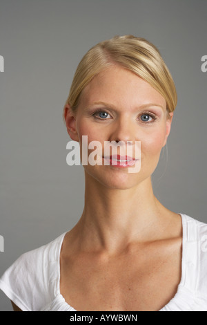 Geschäftsfrau, Blick in die Kamera Stockfoto