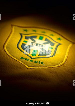 Eine Nahaufnahme von den Abzeichen auf dem brasilianischen Fußball-Shirt. Stockfoto