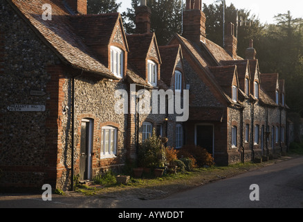 Eine Reihe von traditionellen terrassierten Buckinghamshire Ziegel und Feuerstein gebaut in Hambleden Dorf auf dem Land Stockfoto