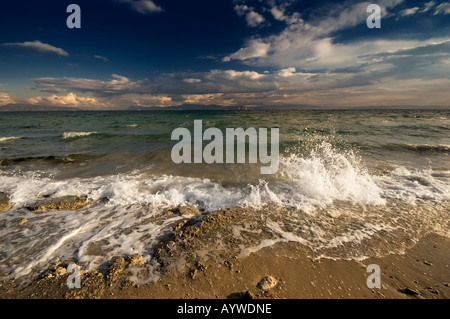 Wellen schlagen gegen Morgen, Angistri, Ufer, griechische Insel, Stockfoto