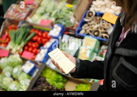 30 etwas Frau mit Einkaufsliste Stockfoto