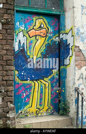 Graffiti auf Türen baufällig Gebäude wartet auf Renovierung im Seel Street in Liverpool nach der Regeneration-Regelung Stockfoto